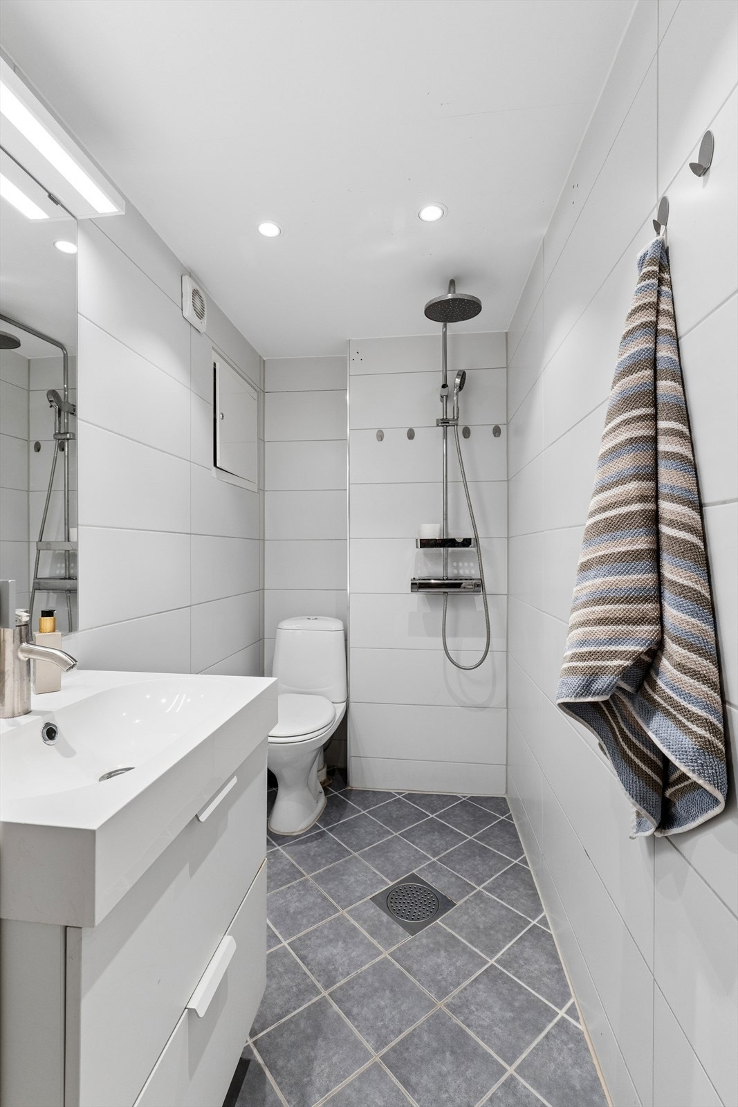 Badet i underetasjen er flislagt og har varmekabler i gulvet. Galleribilde