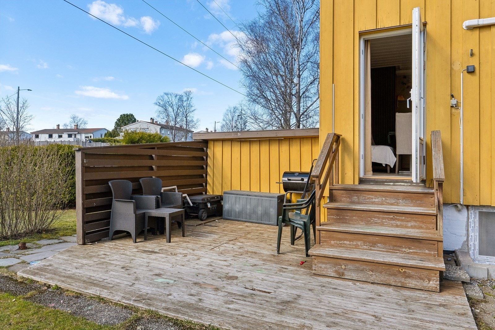 God plass til utemøbler og grill på terrassen. Galleribilde