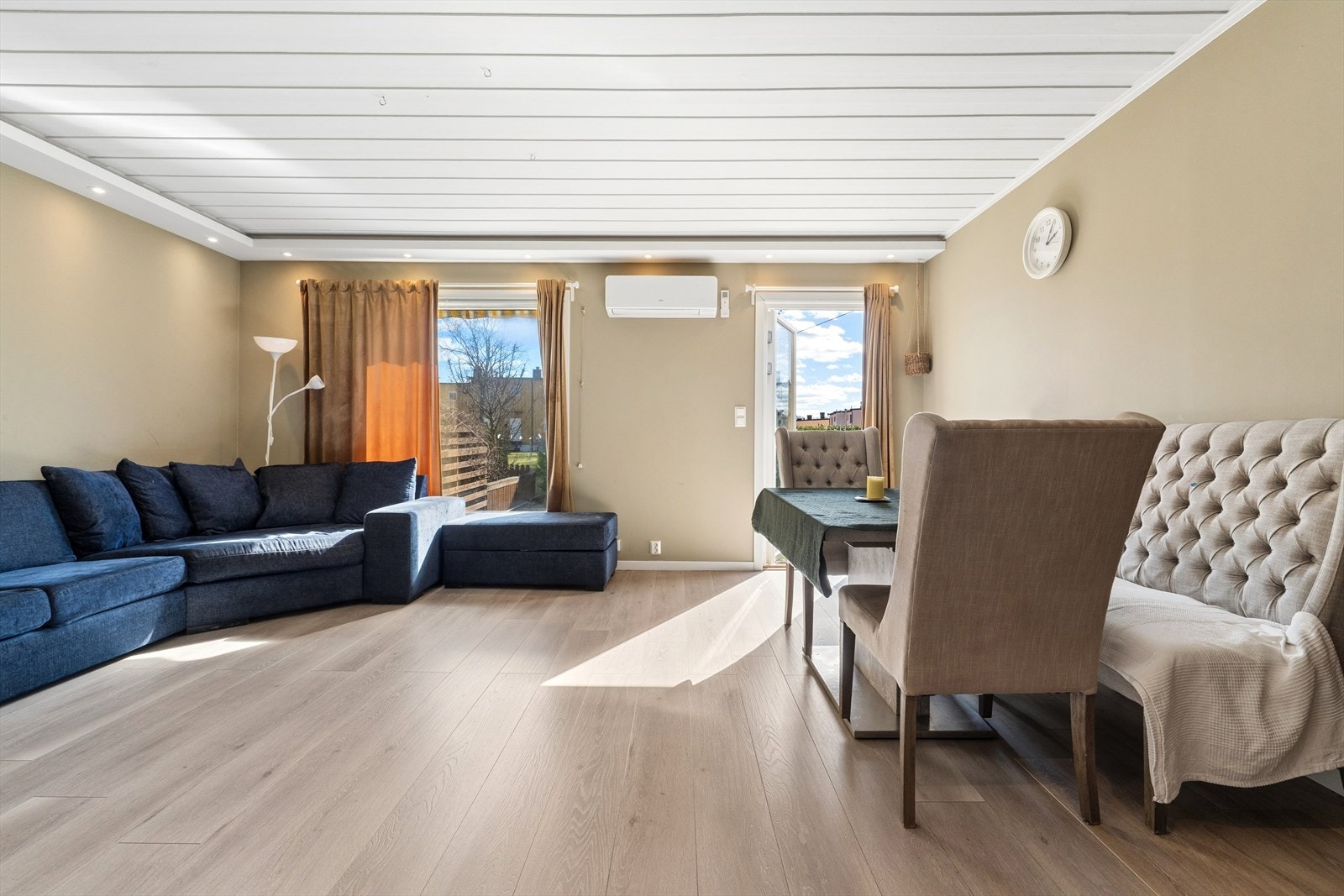 Stuen har god plass til både sofagruppe og spisebord. Gulvene er belagt med laminat. Galleribilde