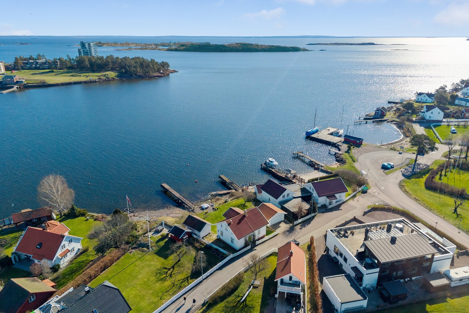 Fra eiendommen kan man nyte vakker utsikt. Her er det solfylt og få meter til morgen og kveldsbadet. Galleribilde