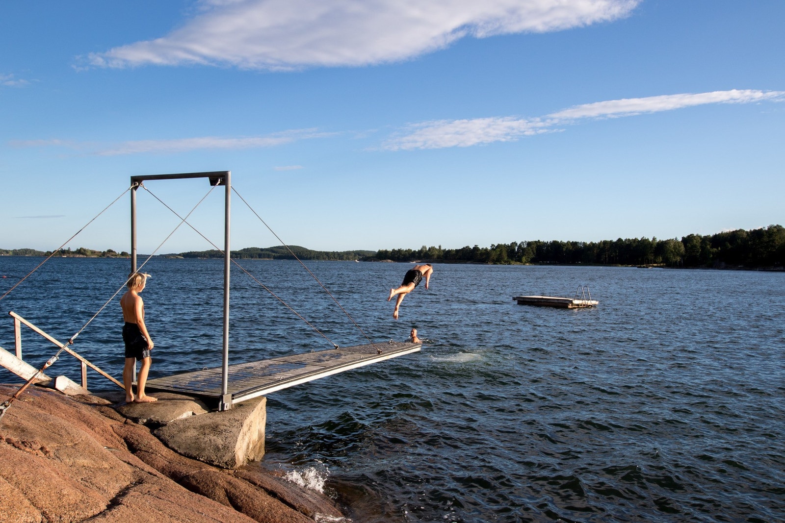 Nydelige Husøy i Tønsberg kommune byr på en idyllisk kysttilværelse med vakker skjærgård, rolige omgivelser og nærhet til både sjøliv og byens fasiliteter. Galleribilde