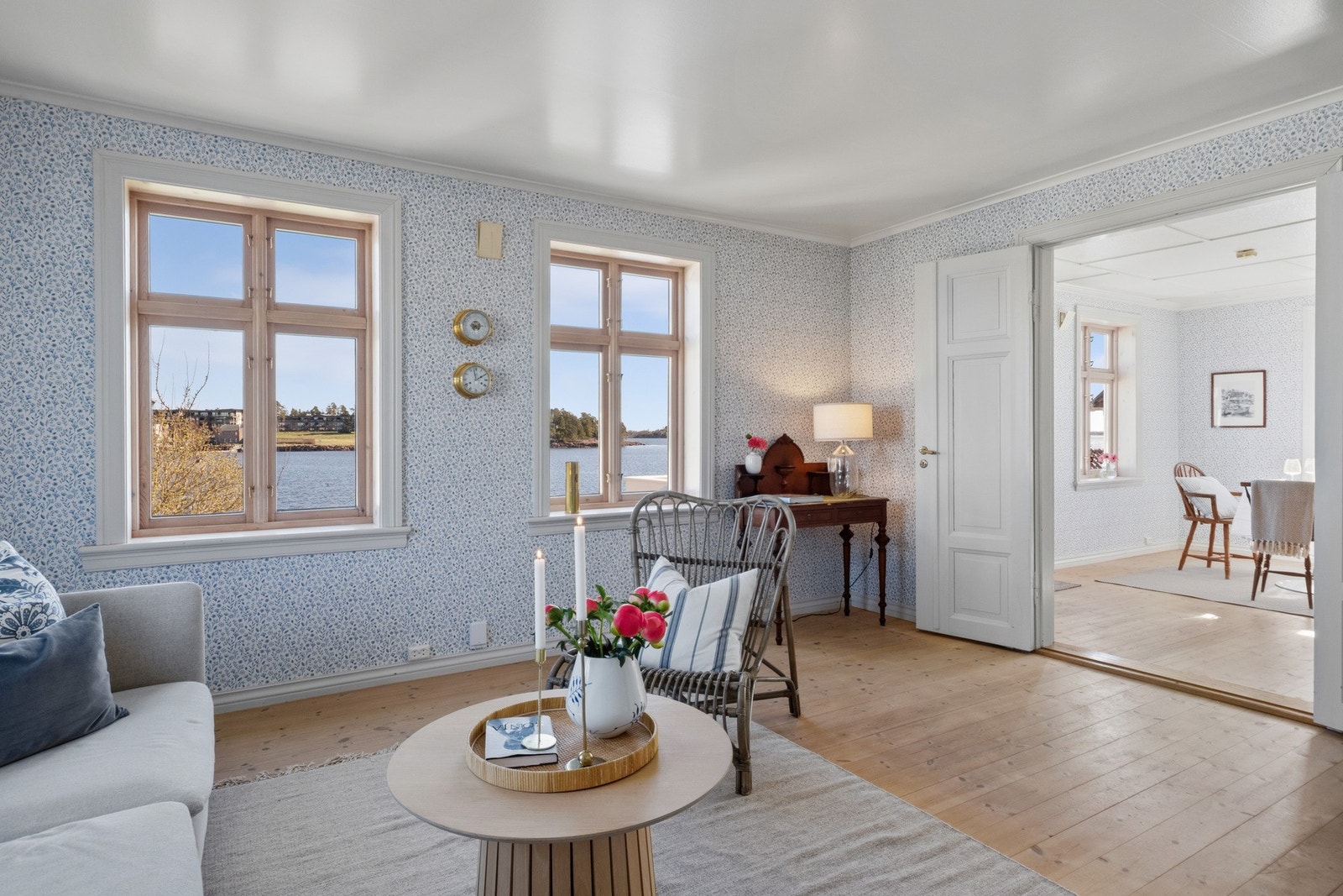 Boligen går over 1 ½ etasje med kjeller under deler av bygget samt krypkjeller, og byr på en hyggelig og funksjonell planløsning. Galleribilde