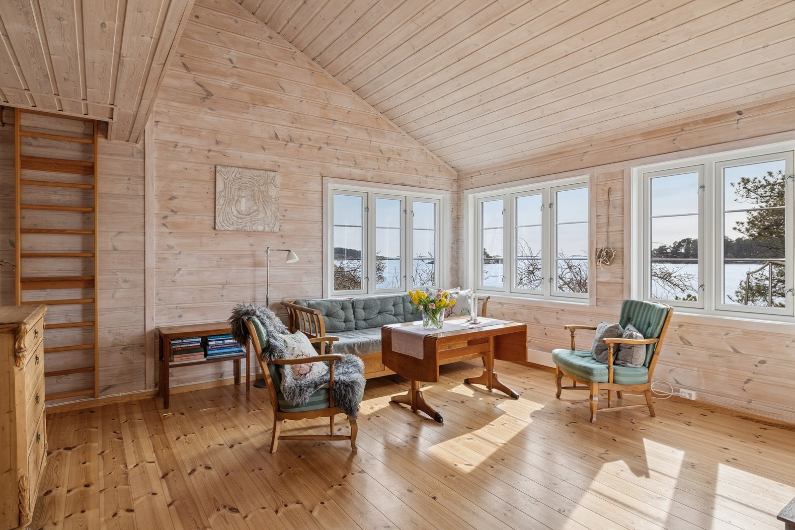 Stige opp til hems med flere sengeplasser, gulvareal på 14m². Galleribilde