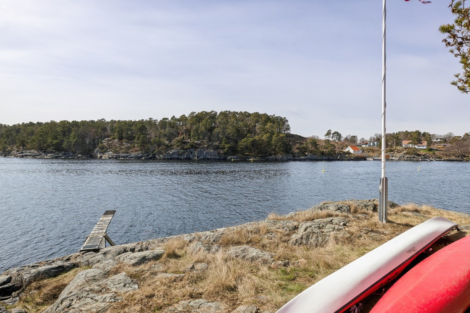 Eiendommen gir utmerkede muligheter for bading, båtliv, fiske og kajakk fra egen tomt. Galleribilde