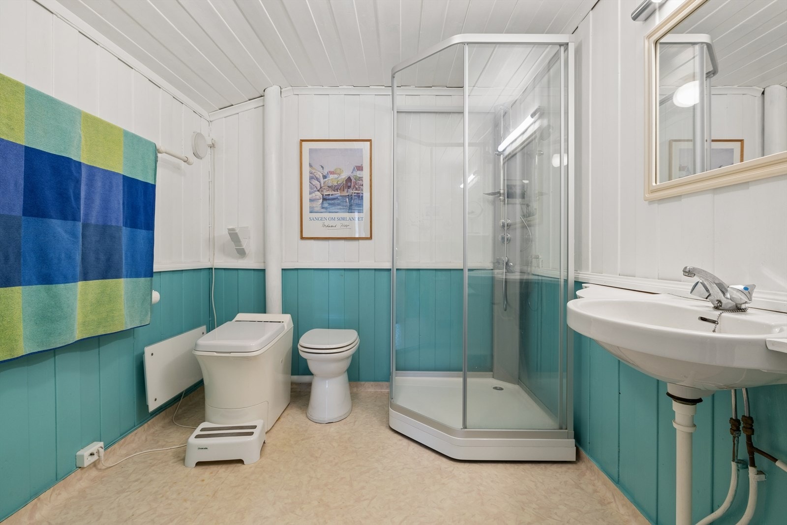 Bad med forbrenningstoalett, urinal, dusjkabinett og servant. Galleribilde