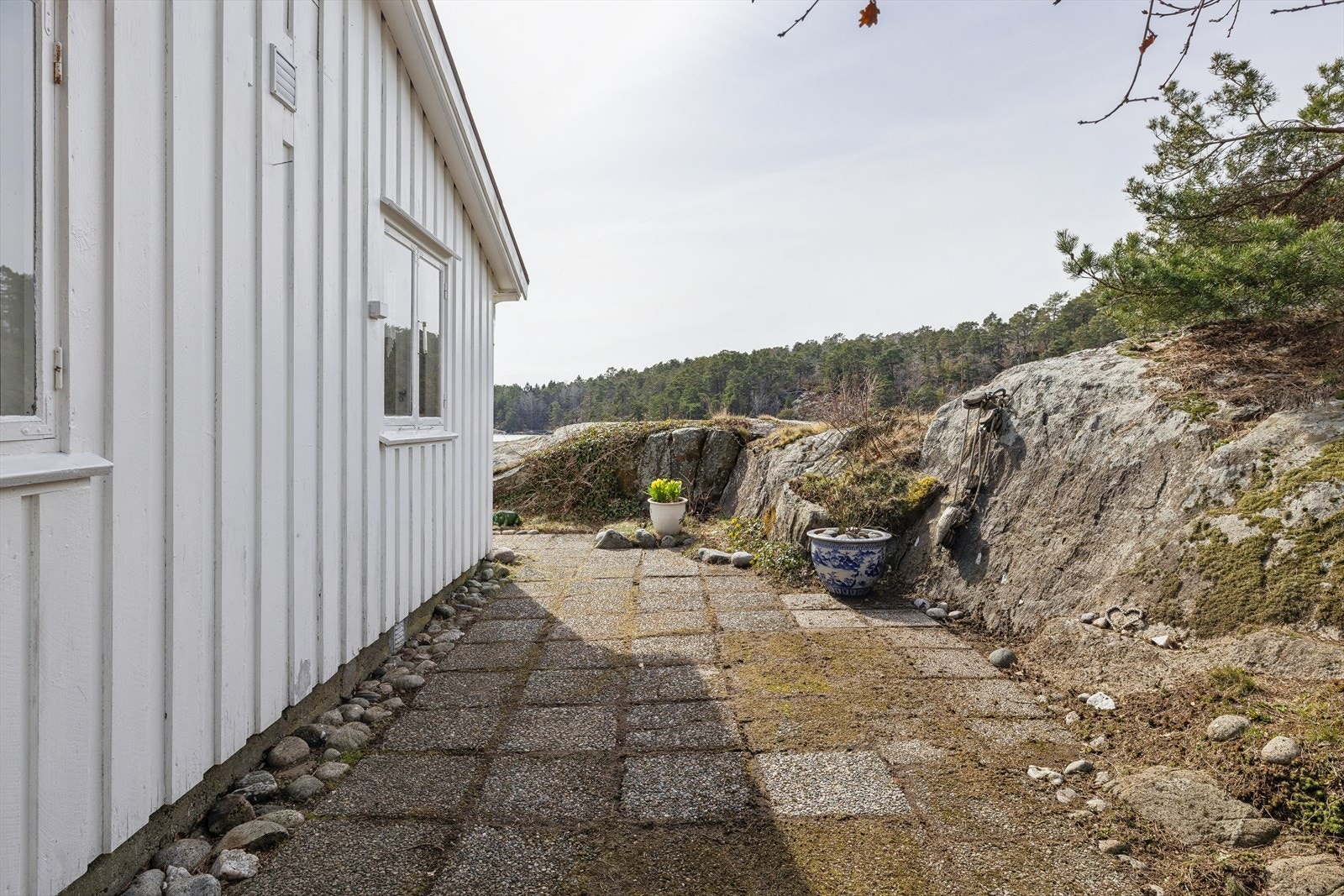 Her kommer kveldssolen inn og nåværende eiere har nytt lune sommerkvelder her. Galleribilde