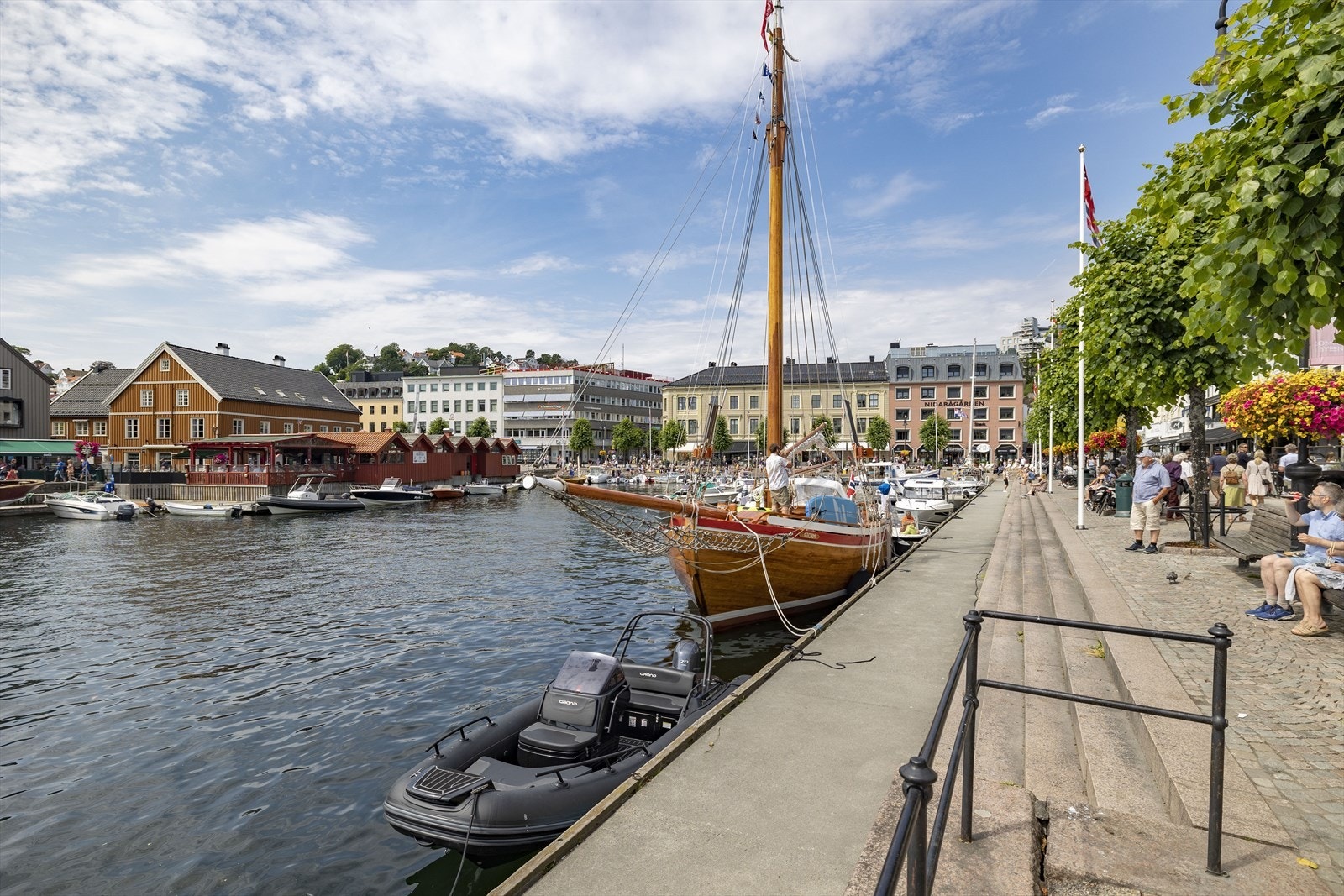 Pollen i Arendal sentrum hvor det er godt med uteservering på langbrygga. Galleribilde