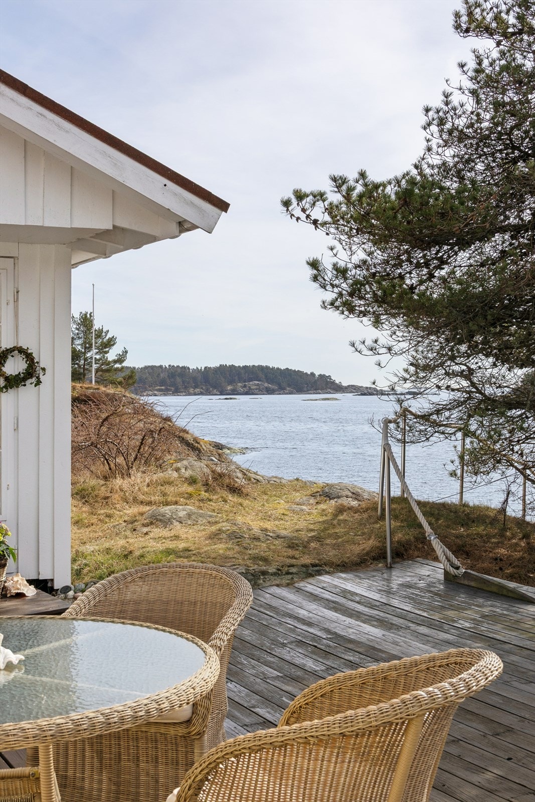 Usjenert terrasse med gode solforhold og flott utsikt. Galleribilde