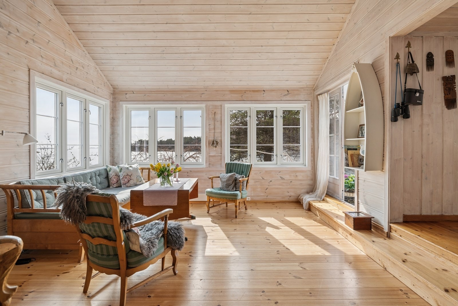 Tilbygget kom i 1991 og ble renovert i 2019. Da ble to vegger og gulv revet og bygget opp igjen. Galleribilde