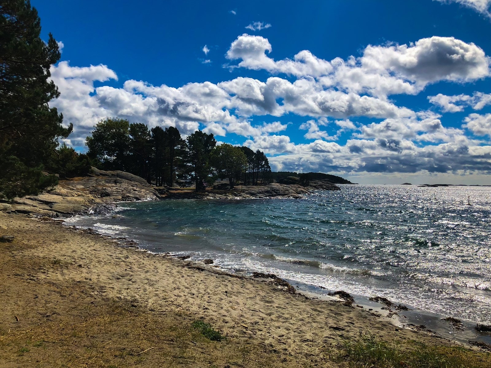 Idylliske Stølsviga - med sandstrand, volleyballbane og sommerkiosk. Galleribilde