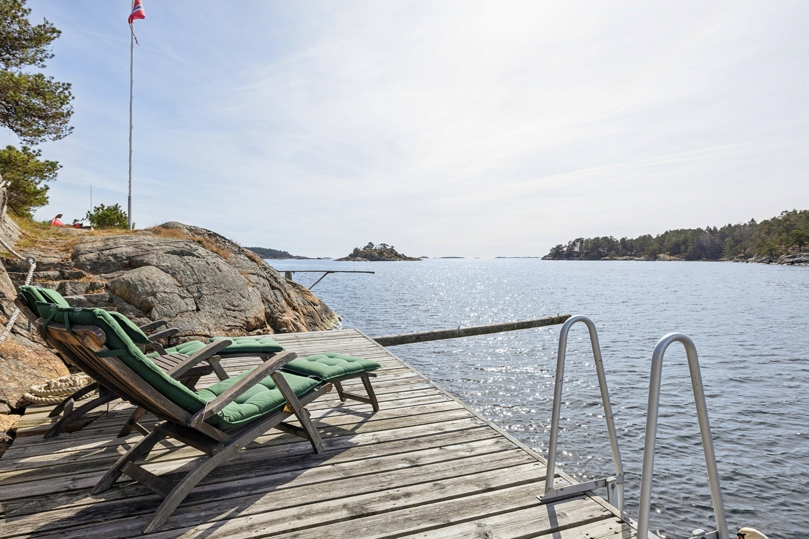 Fra den private bryggen nede ved sjøen. Galleribilde