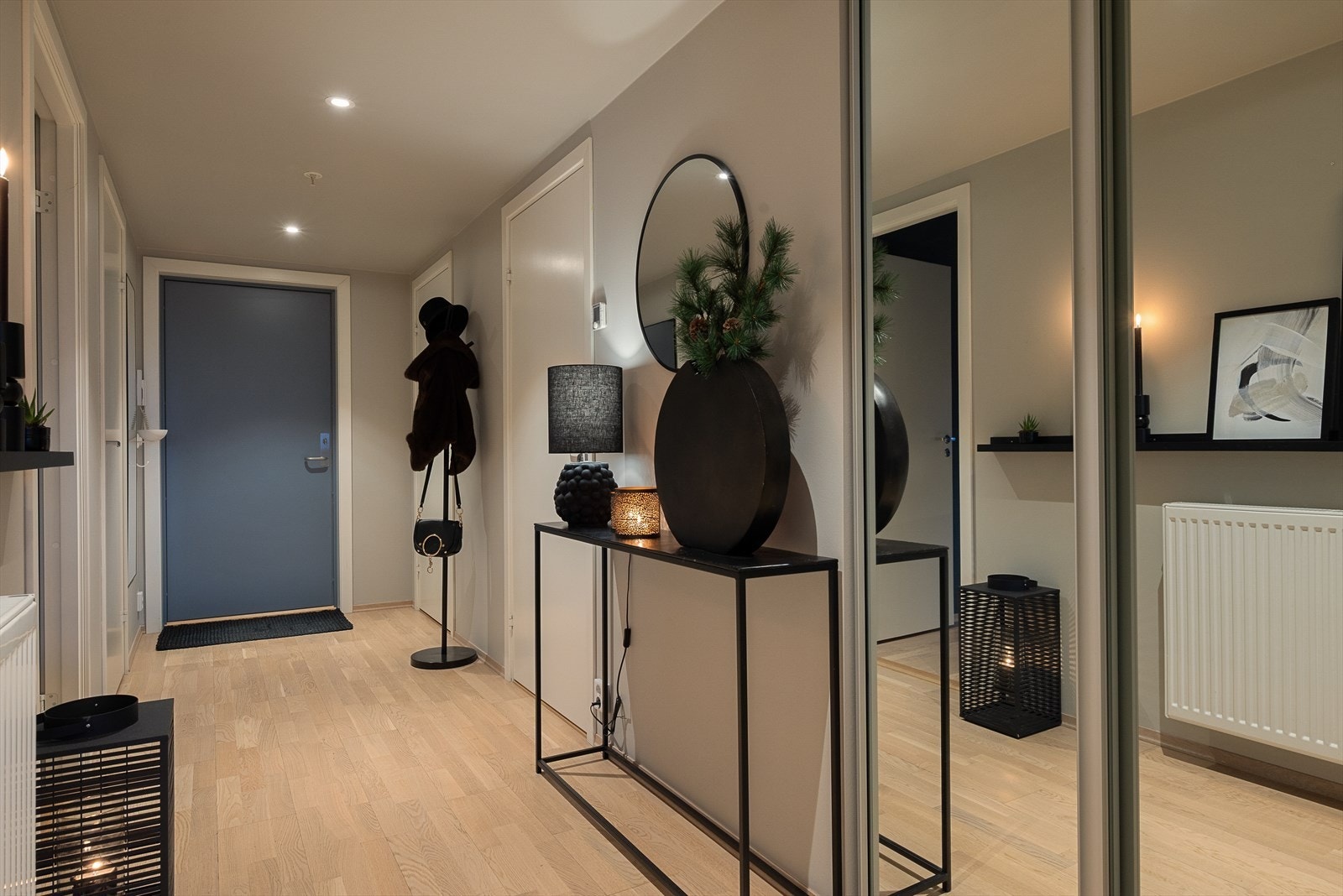 Entré på 8,6 m² med gode muligheter for å henge fra seg ytterklær og sette fra seg sko. Ved ytterdøren finnes også en praktisk innvendig bod. Galleribilde