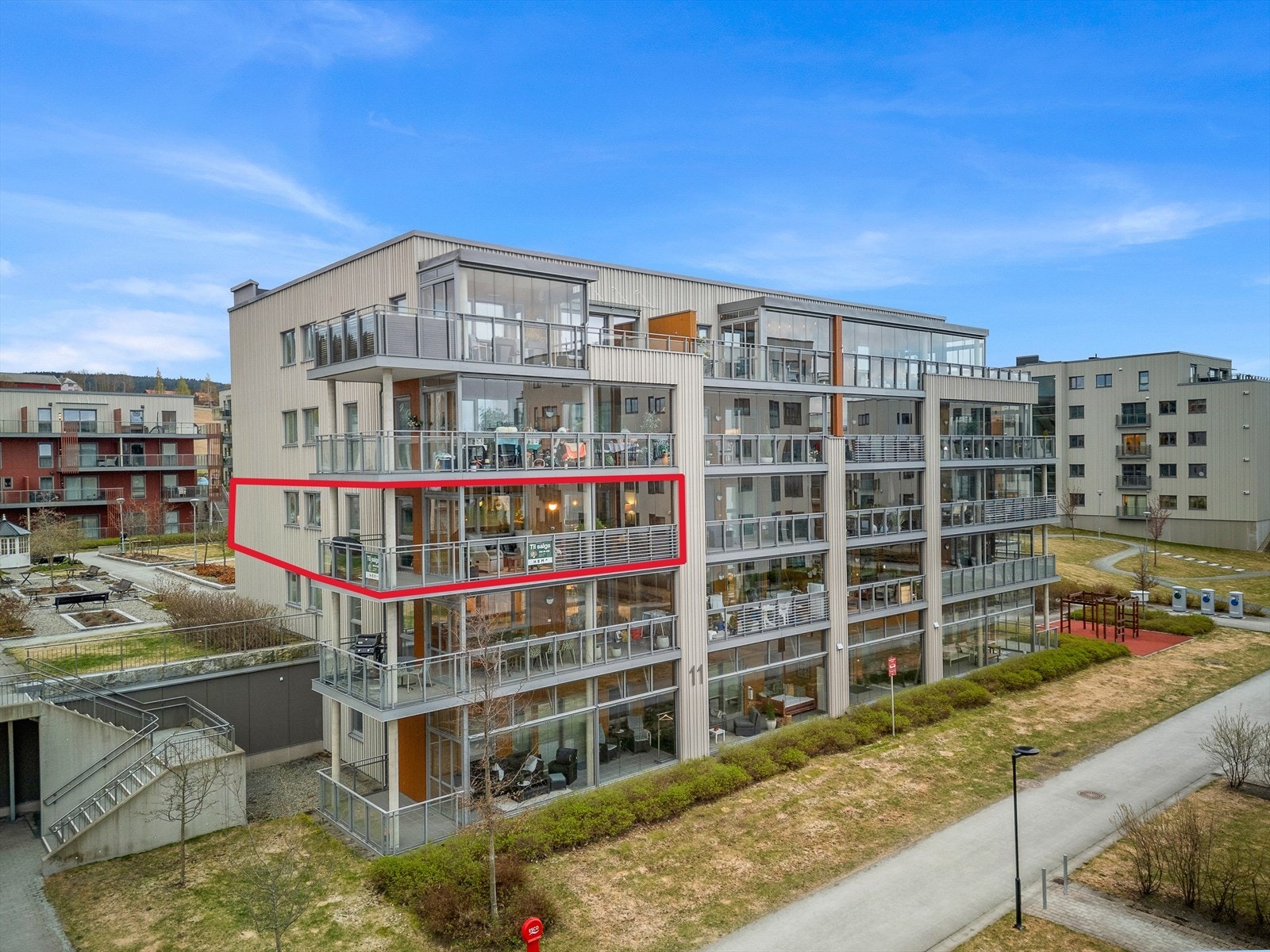 Leiligheten ligger meget fint til på hjørnet av bygget i en høy 2. etasje. (Omrisset er kun et estimat av leiligheten.) Galleribilde