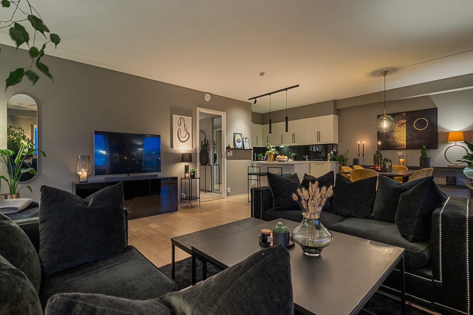 Leiligheten byr på et åpent og sosialt allrom på hele 42,9 m². Galleribilde