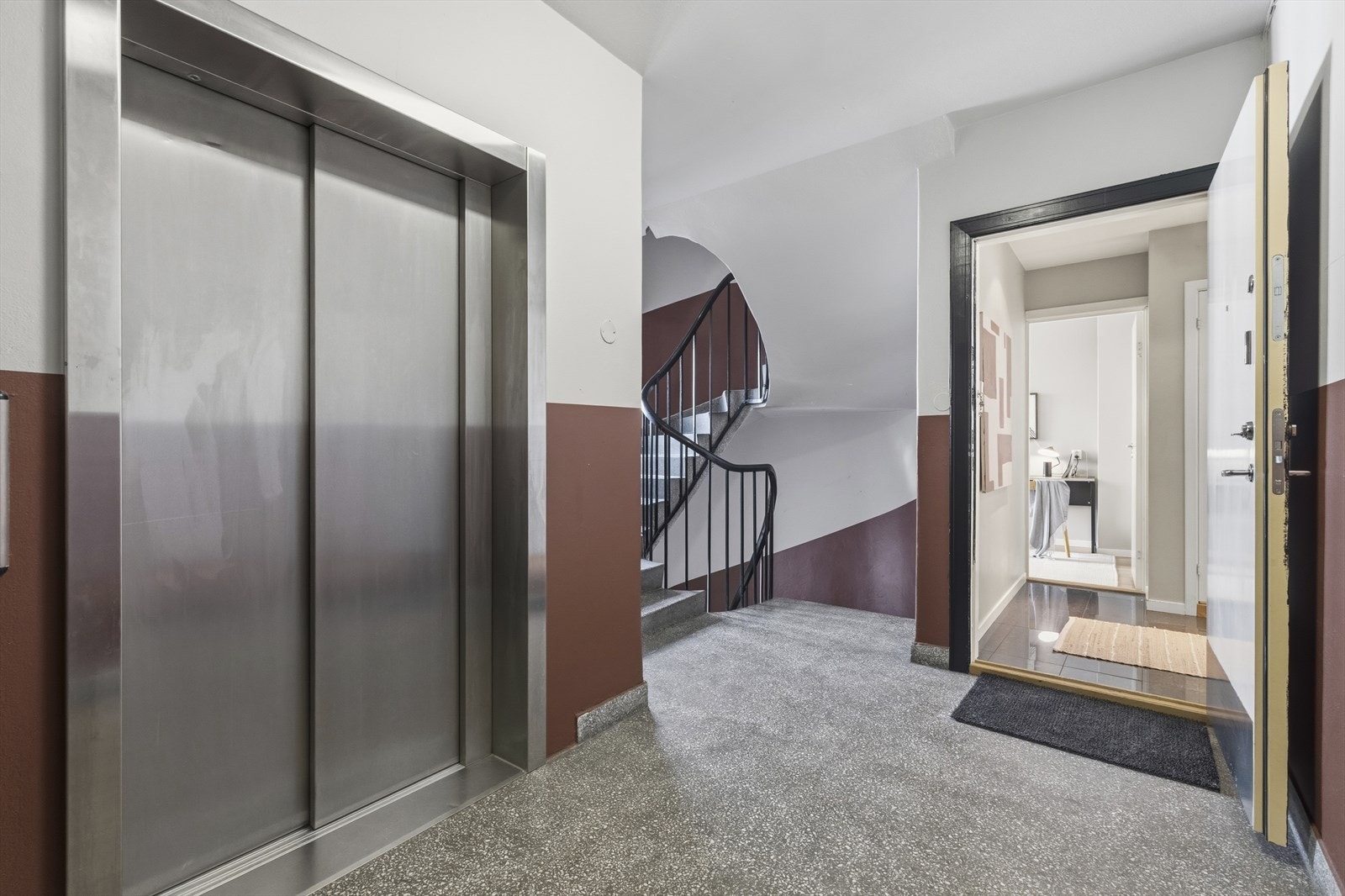 Moderne heis i bygget og pene fellesarealer Galleribilde