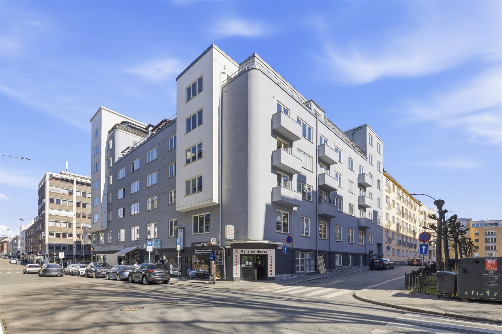 Fasade sett fra hjørnet Industrigata/Dunkers gate. Leiligheten har inngang og vender mot Dunkers gate selv om adressen er Bogstadveien 30 B Galleribilde