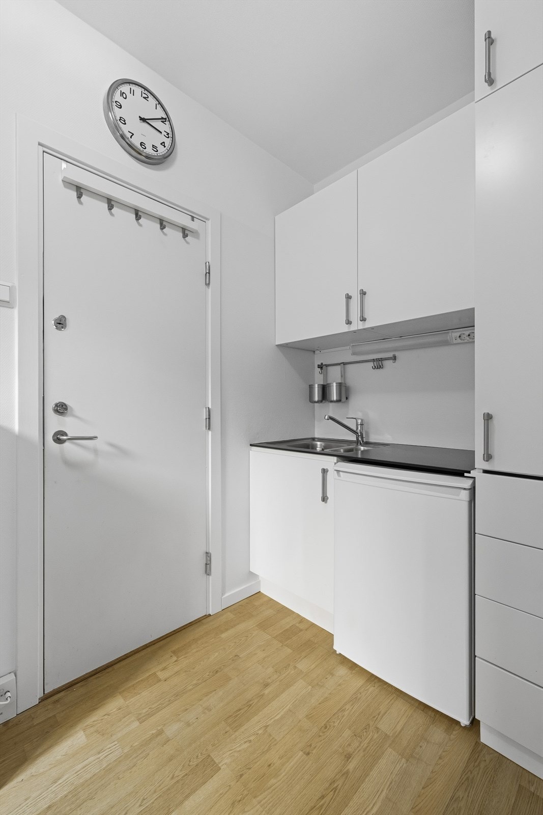 Hybelrommet på 6 kvm har tilgang til felles wc/dusj på samme etasjeplan Galleribilde