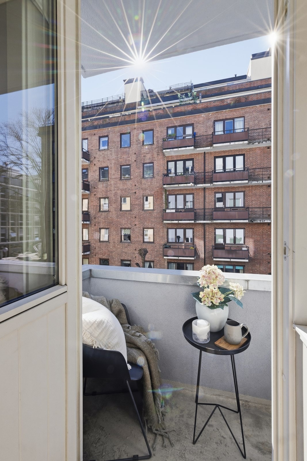 Fra stuen er det utgang til sydvestvendt balkong på 2 kvm Galleribilde