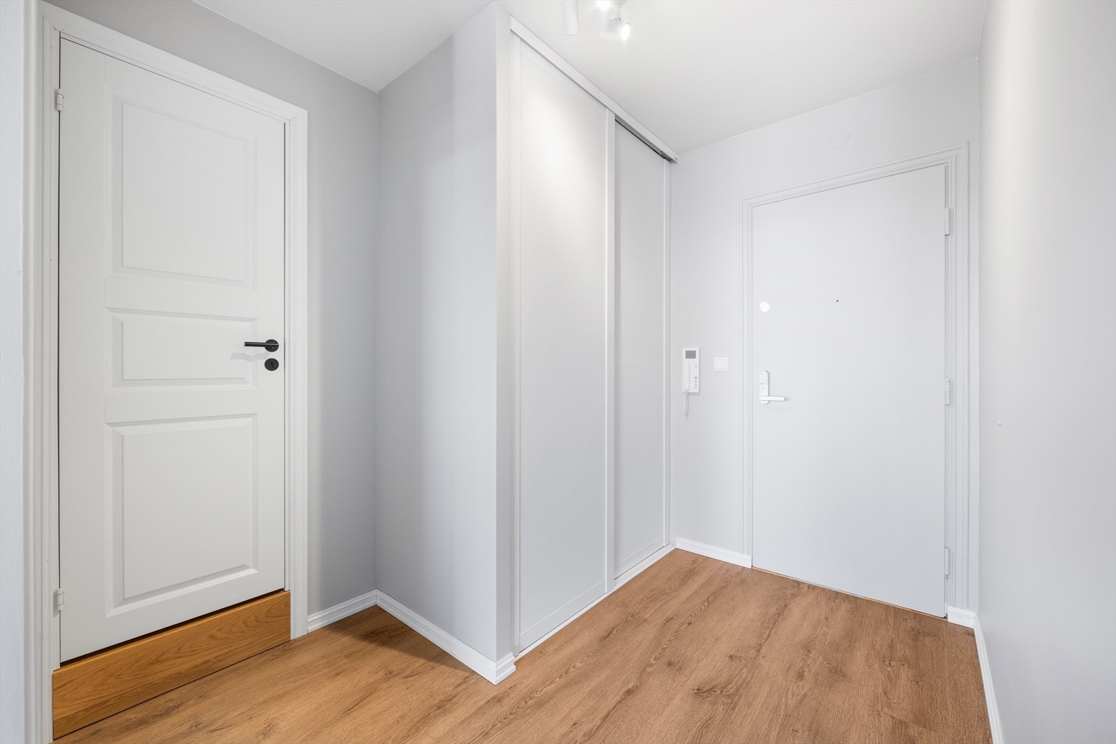Velkommen hjem! Enkel heisadkomst opp til leiligheten i 10. etasje. Integrert skyvedørsgarderobe gir god plass for lagring. Galleribilde