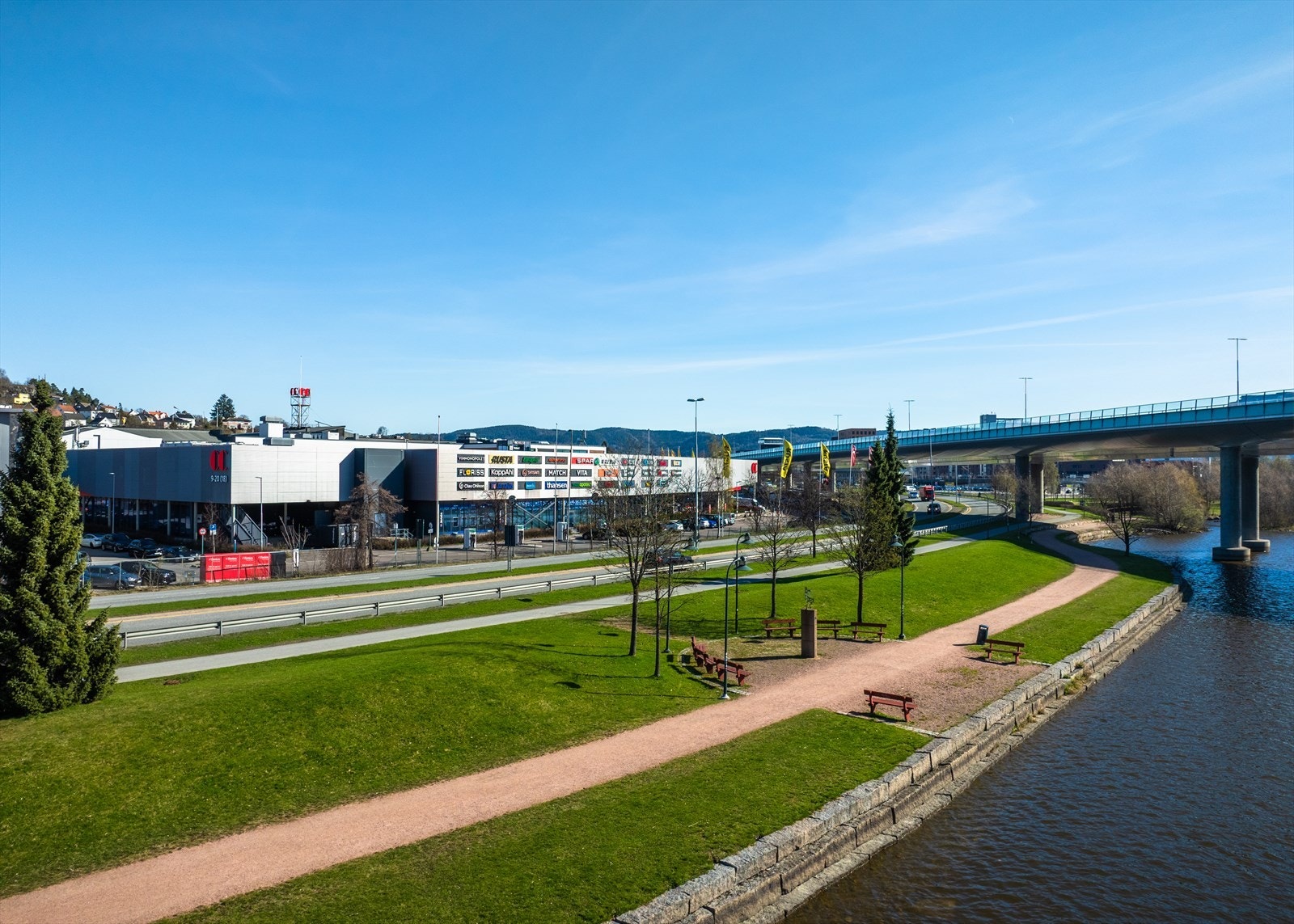 Leiligheten ligger med fin tilknytning til byen - herunder kort vei ned til Brakerøya med sykehus, samt kjøpesenter å CC Galleribilde