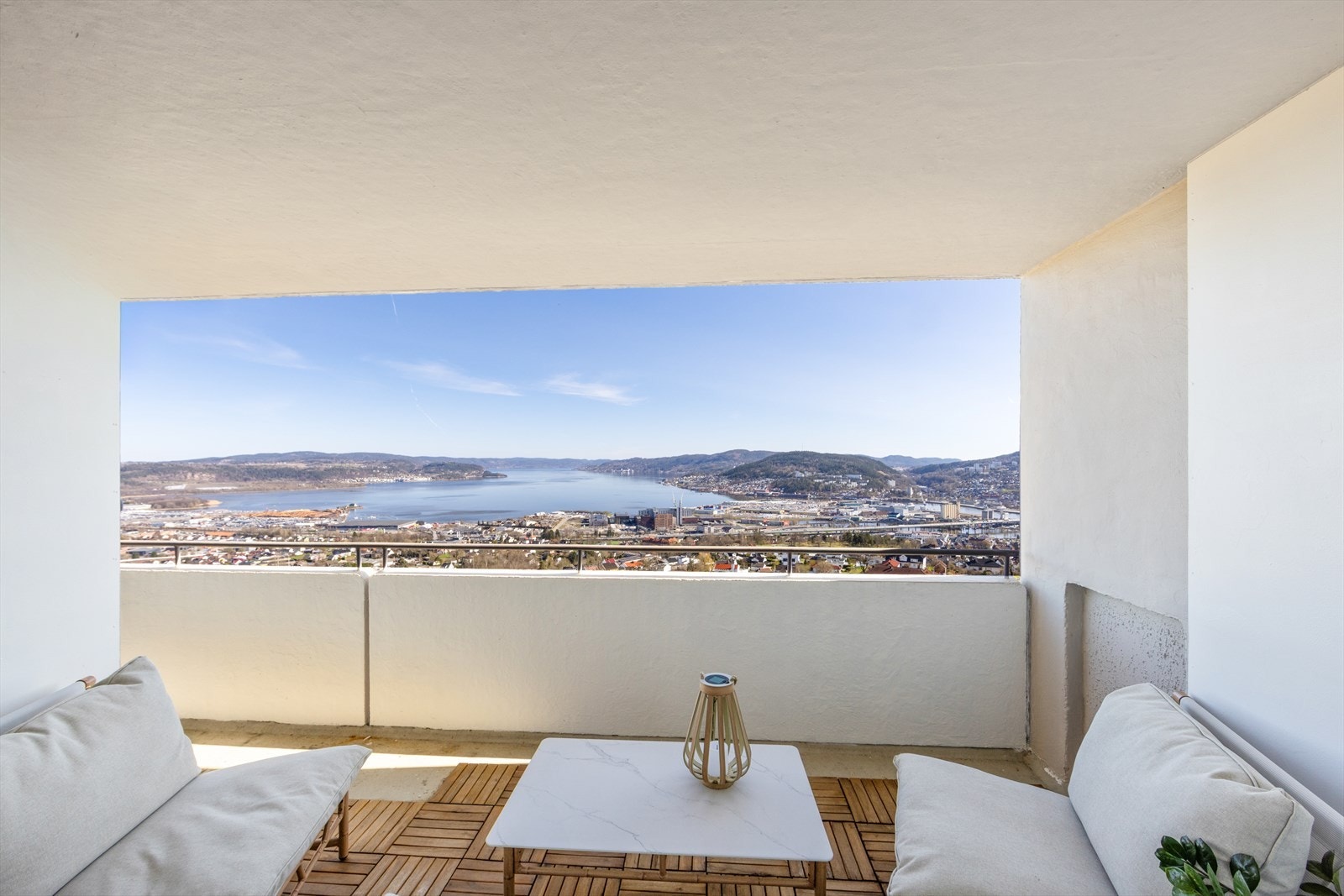 Fra stuen er det utgang til en romslig og usjenert veranda Galleribilde