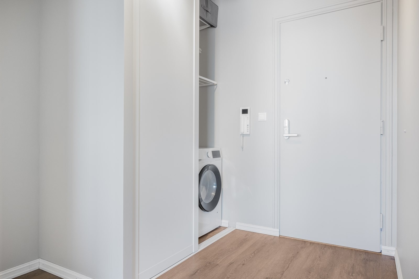 Smart løsning i gang med opplegg for vaskemaskin i garderobeskap - waterguard montert Galleribilde