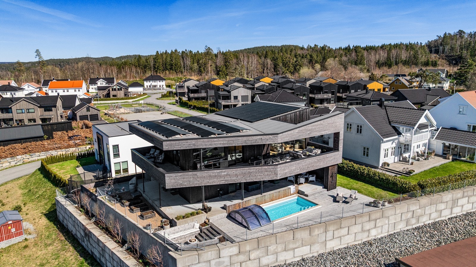 Boligen har solceller - anlegget har 25kWp som gir ca 23.000kwh i året Galleribilde