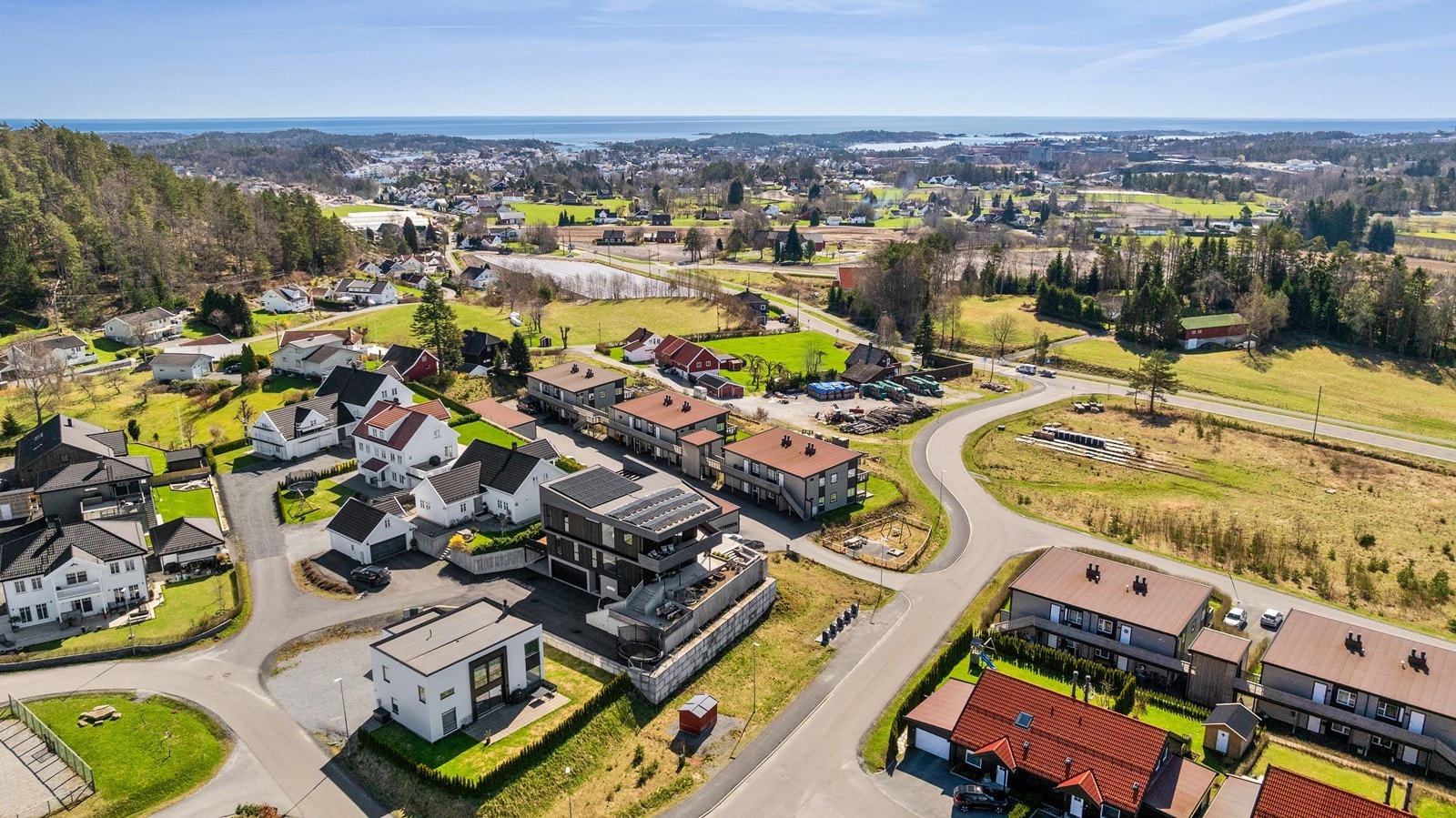 Boligen ligger flott til i etablert nyere boligfelt - her har man det unike i kombinasjon med en perfekt beliggenhet Galleribilde