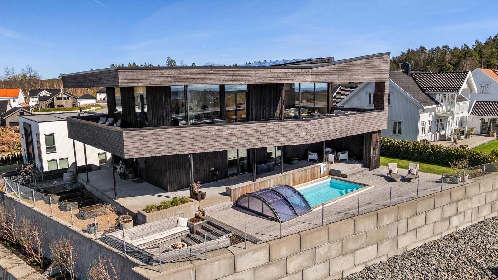 Even Guttormsen i Nordvik presenterer Solberg 36 - eksklusiv arkitekttegnet enebolig med basseng - gjennomgående gode og gjennomtenkte materialvalg - smarthus - vannbåren varme - barnevennlig Foto: Fokus Foto Galleribilde