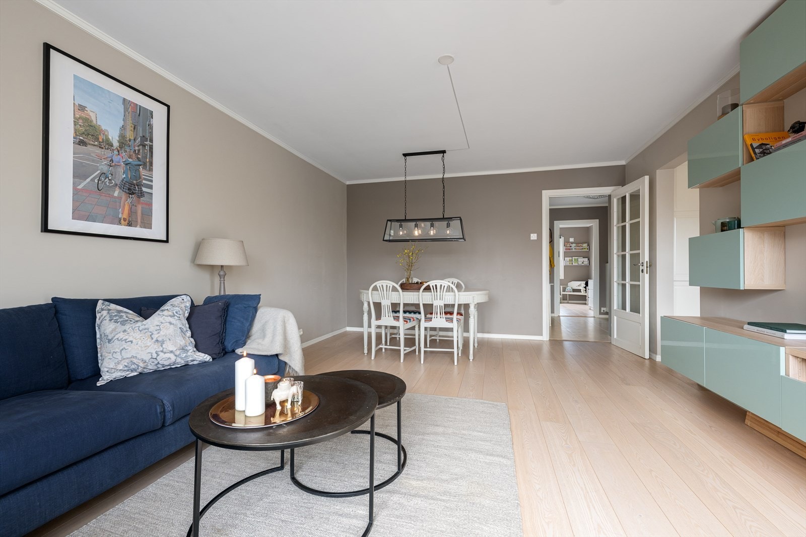 Her er det god plass til både sofagruppe og spisebord Galleribilde