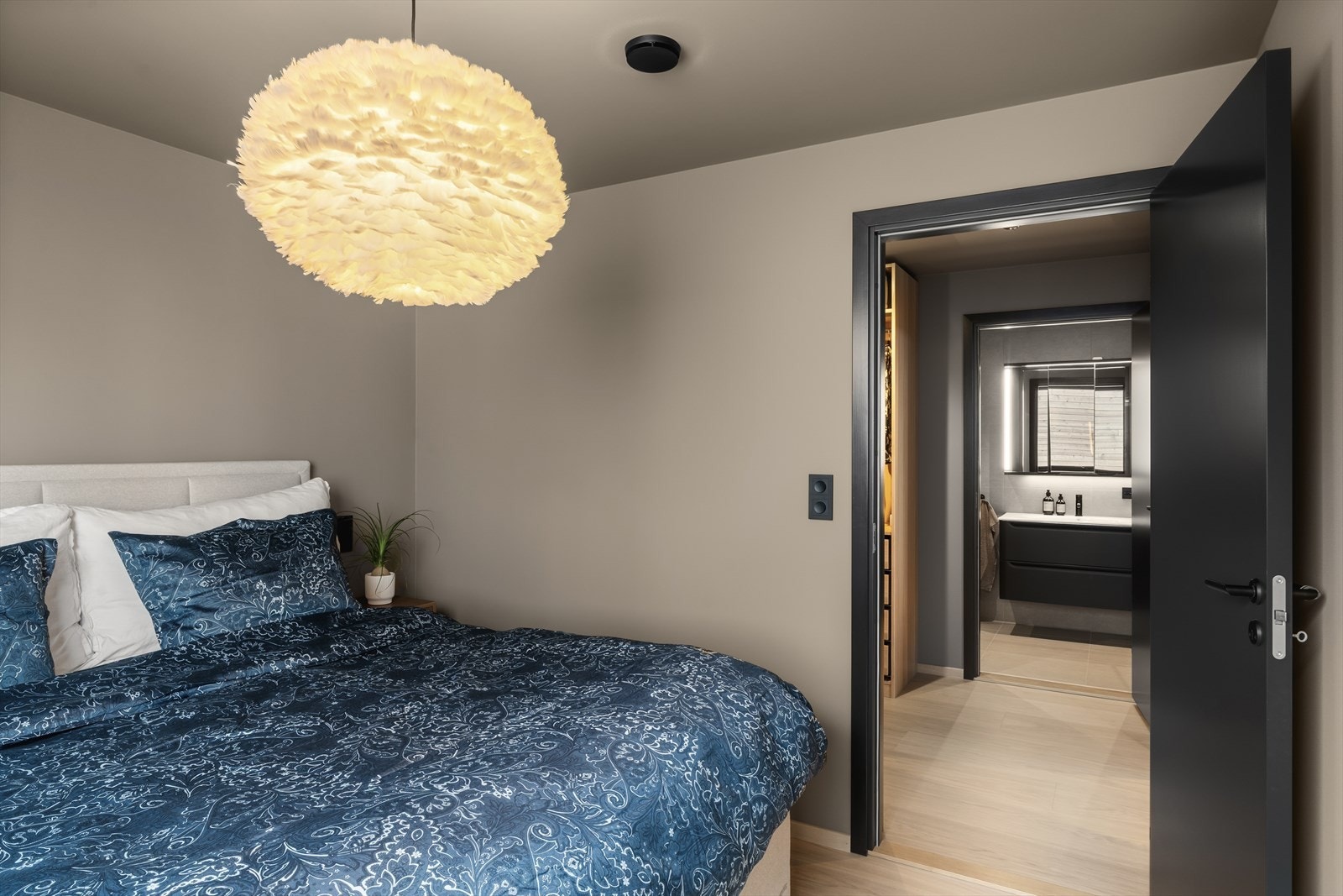 Soverommet har god plass til dobbeltseng. Galleribilde