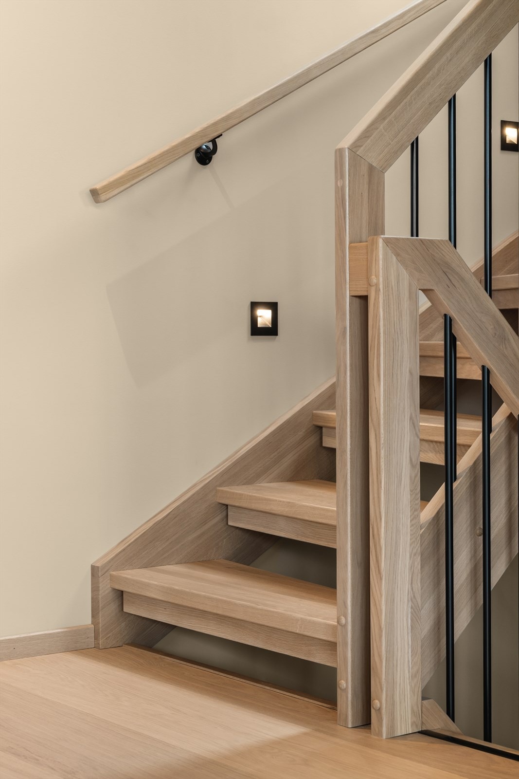 Trappen er solid og stilfull, med vanger, trinn og rekkverk utført i vakker eik. Galleribilde