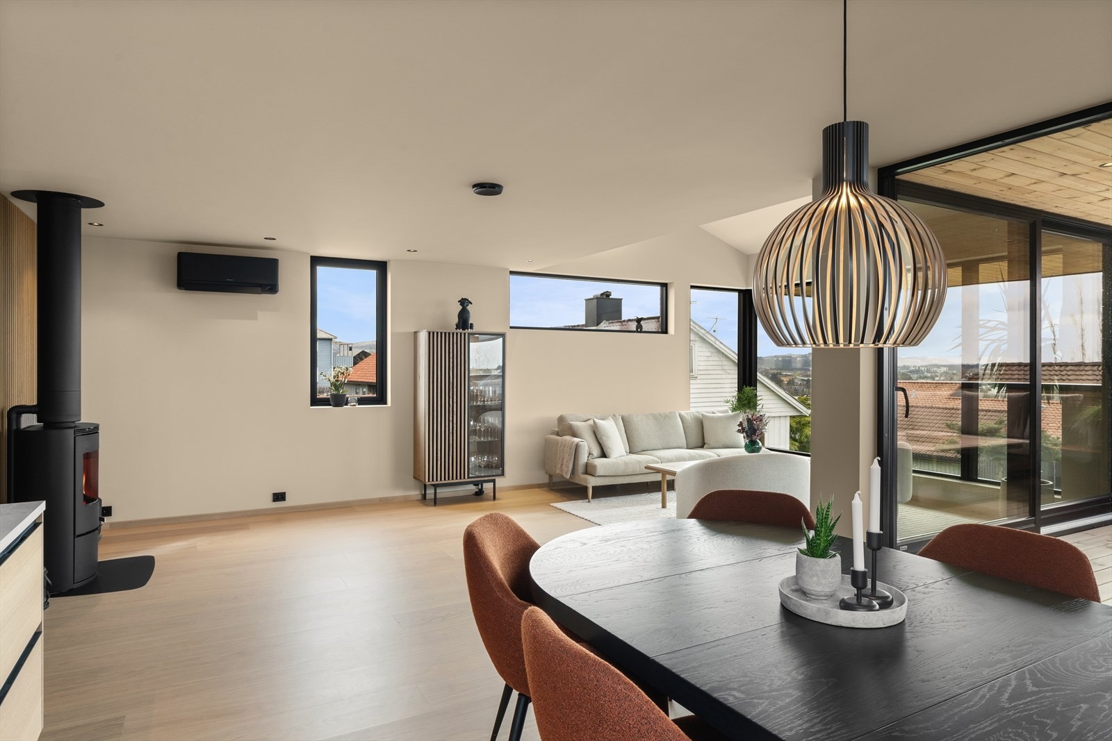 Stuen har godt med plass til både spisebord og sofagruppe, noe som gjør den ideell for hyggelige stunder med familie og venner. Galleribilde