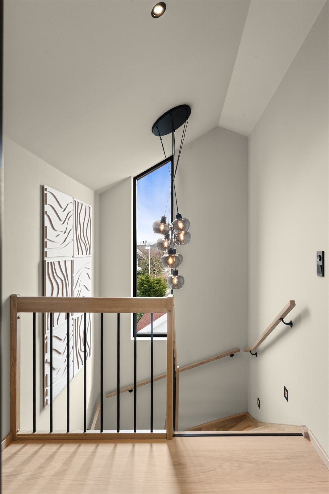 Trappen er solid og stilfull, med vanger, trinn og rekkverk utført i vakker eik. Galleribilde