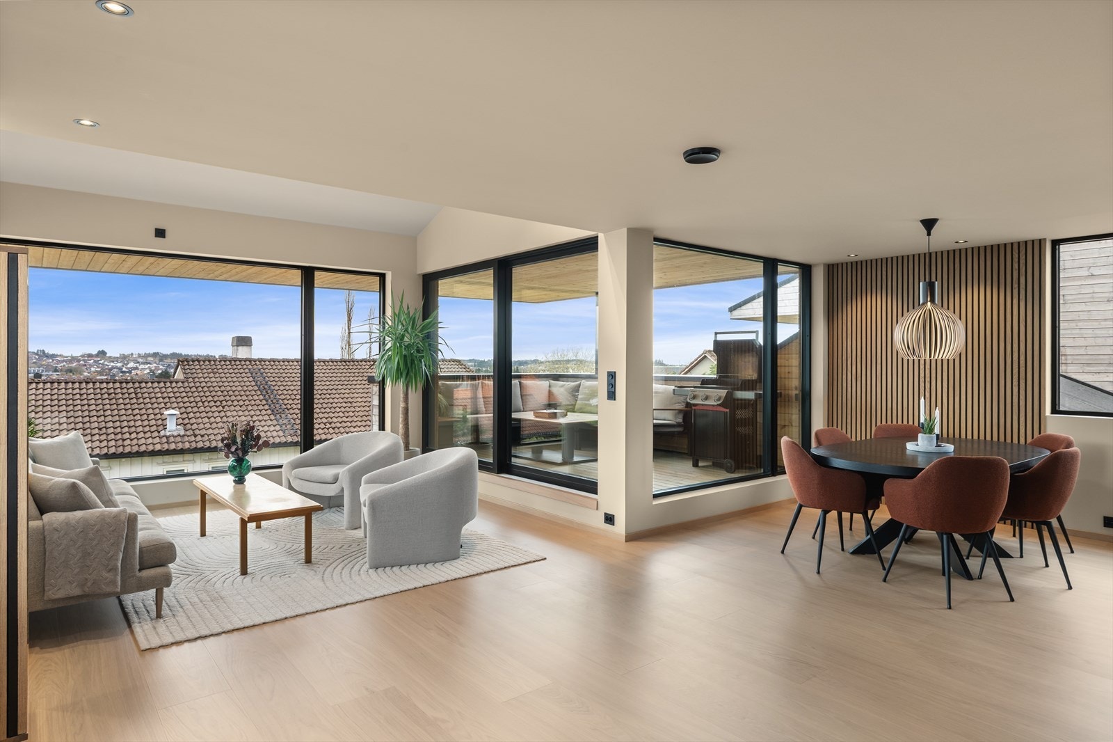 Stuen har godt med plass til både spisebord og sofagruppe, noe som gjør den ideell for hyggelige stunder med familie og venner. Galleribilde