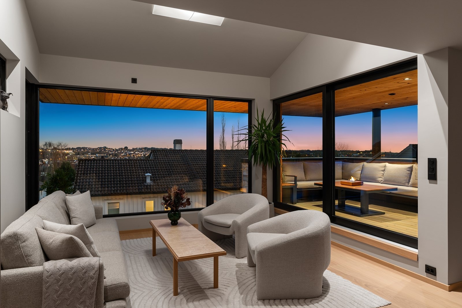 Stuen har godt med plass til både spisebord og sofagruppe, noe som gjør den ideell for hyggelige stunder med familie og venner. Galleribilde