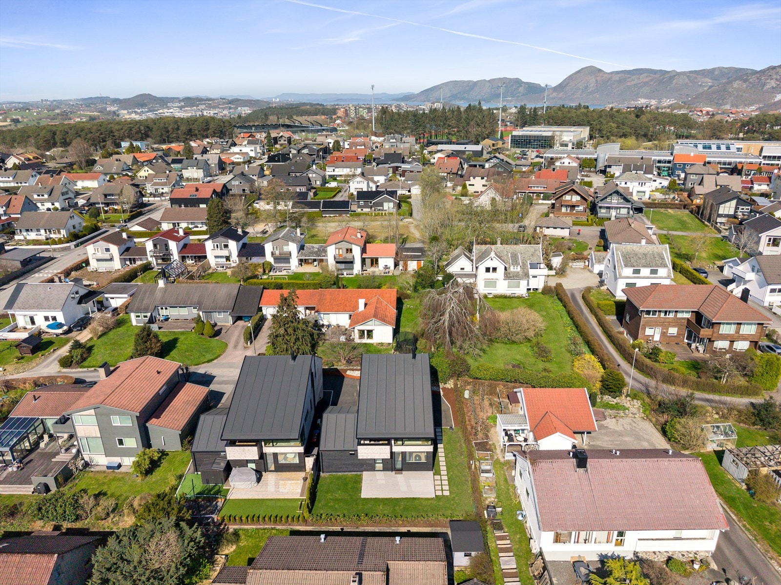 En meget attraktiv og familievennlig plassering. Kun få minutters spasertur til Sandnes sentrum, Stangeland skole, barnehager, Sandnes stadion, Sandnes vgs, Giskehallen, Gisketjørn, matbutikk m.m. Galleribilde