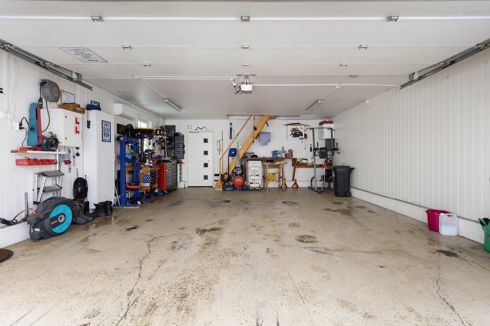 Romslig garasje med varmepumpe Galleribilde