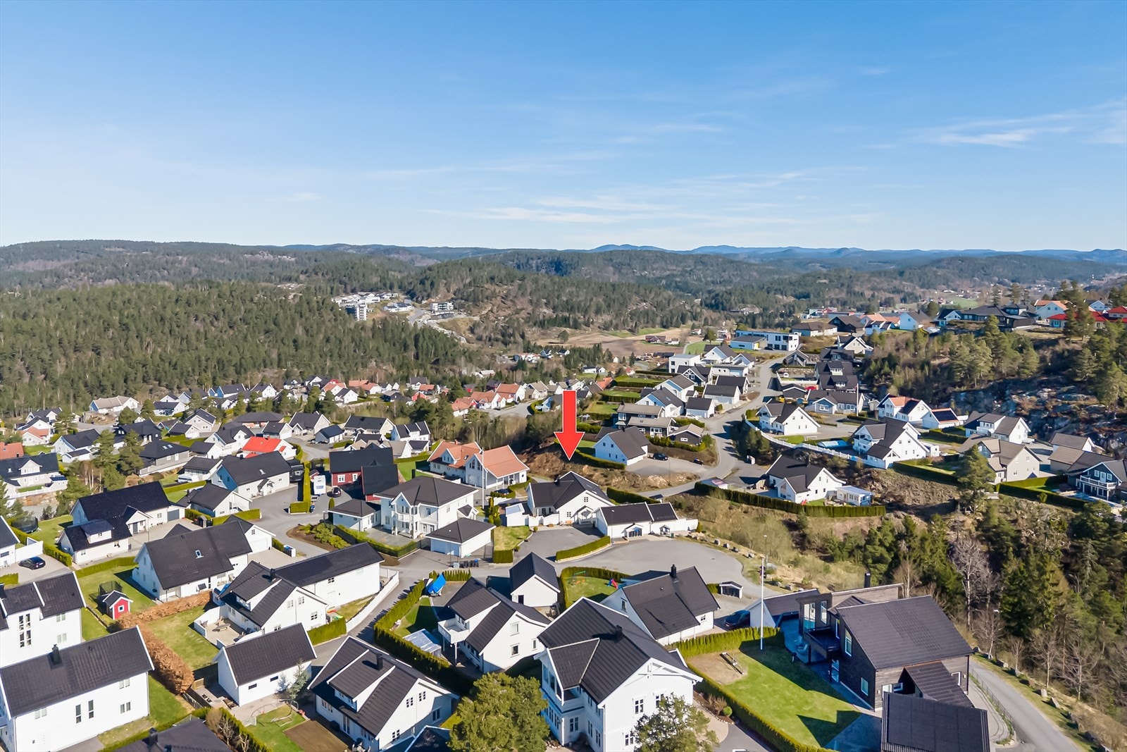 Her er det kort vei til barnehage, skole, butikker, fine turområder, badeland og treningssenter m.m. Galleribilde