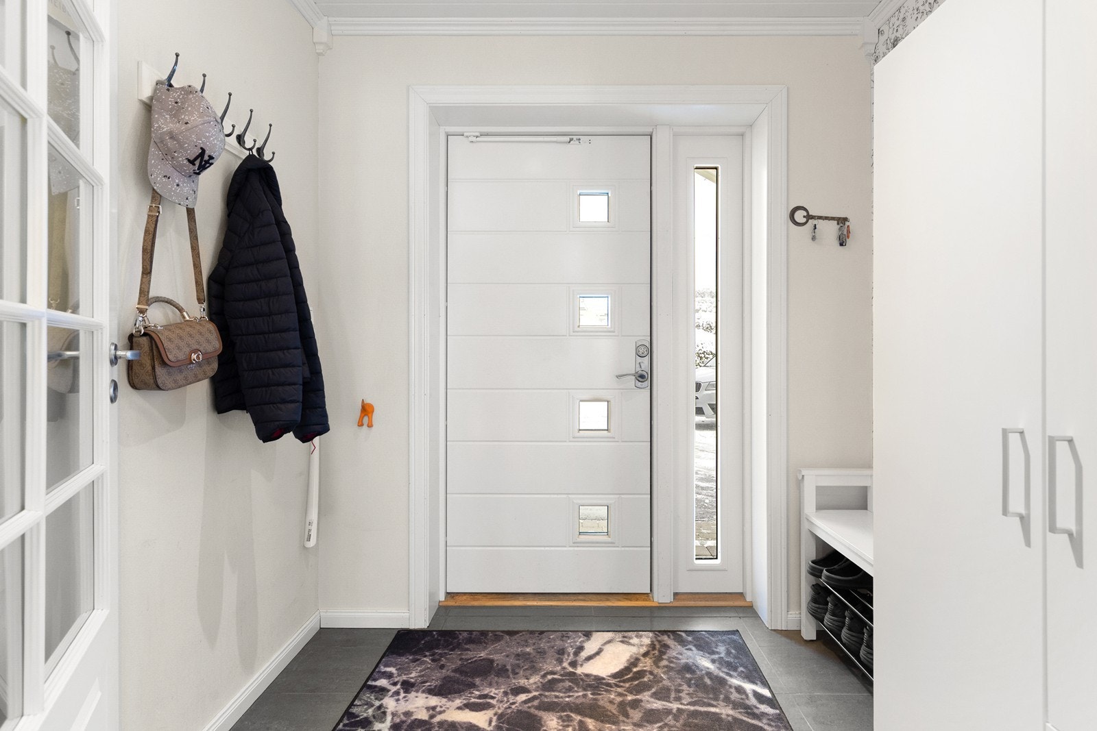 Inngangsparti med god plass til oppbevaring Galleribilde