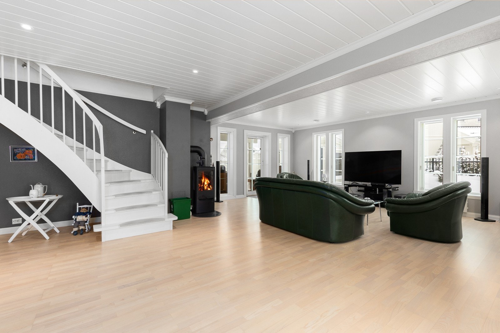 Romslig stue med store vindusflater som slipper inn rikelig med naturlig lys Galleribilde