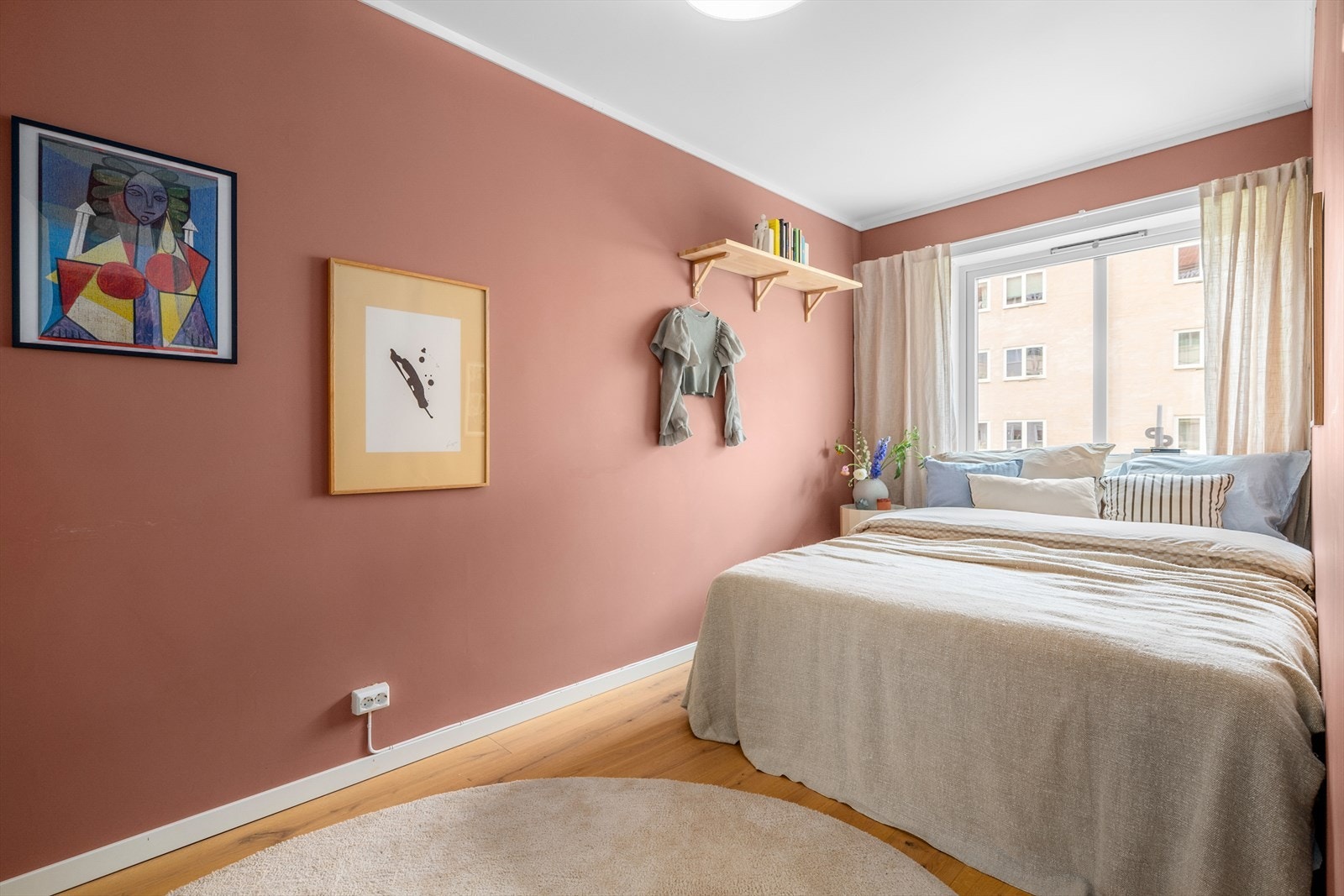 Soverommet er av god størrelse med plass til stor dobbeltseng og tilhørende nattbord. Galleribilde