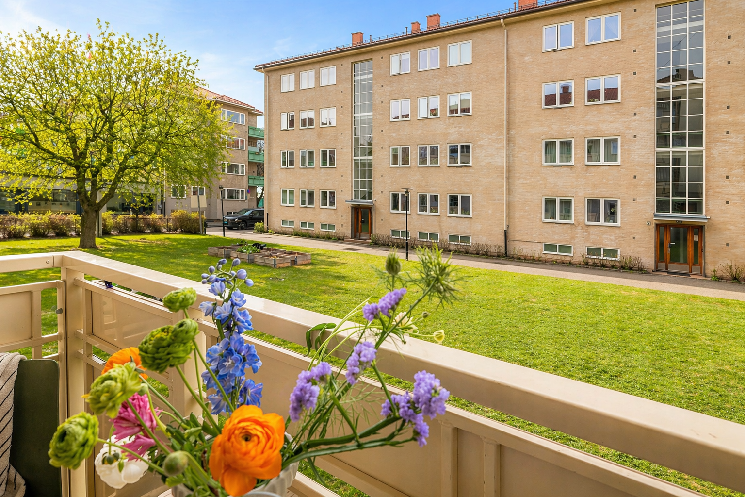 Her får du en solfylt, romslig og vestvendt balkong med direkte utgang fra stuen. Galleribilde