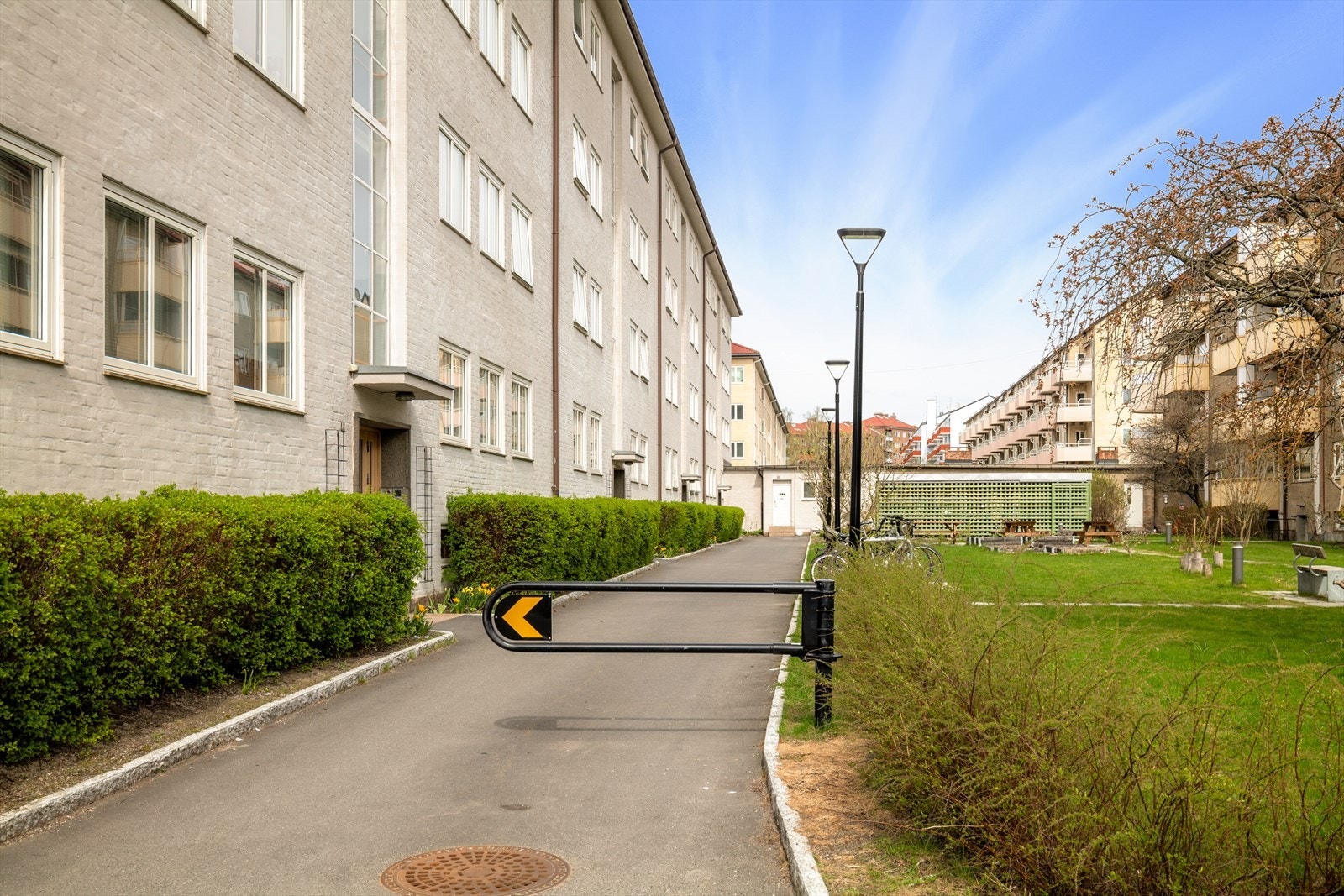Aksjelaget har en egen "hagegruppe" som sørger for beplantning, og at uteområdene er i god stand i sommerhalvåret. Galleribilde