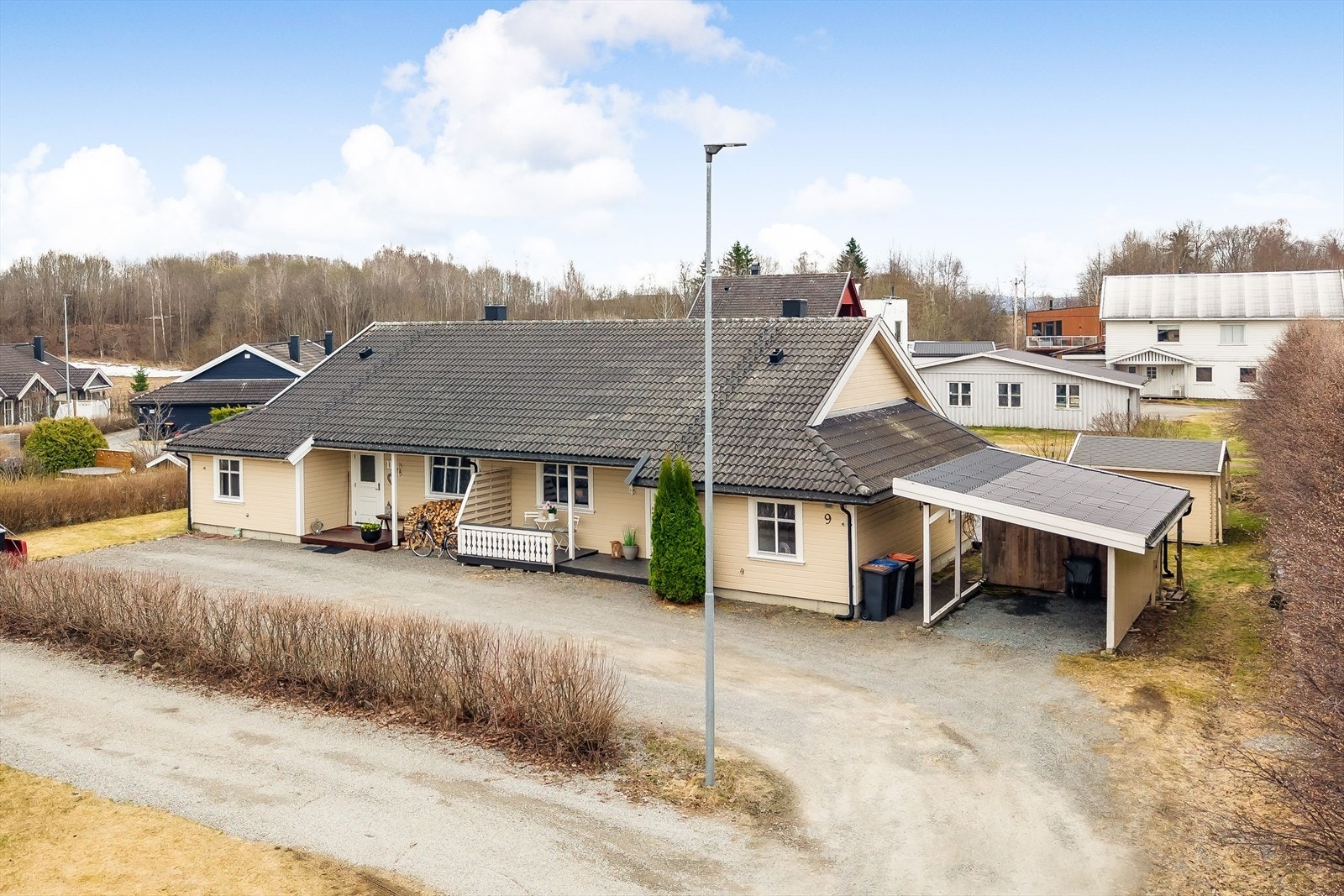 En lys og hyggelig del av vertikaldelt tomannsbolig fra 1998 på selveiet tomt. Eiendommen er også bebygd med en carport med bod på 5m², samt et anneks på 8m². Galleribilde