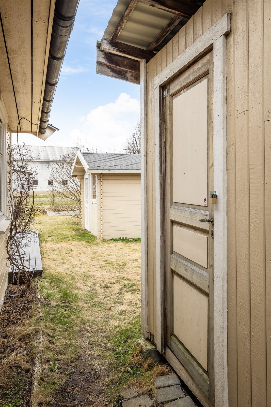 Eiendommen er også bebygd med en carport med bod på 5m². Galleribilde