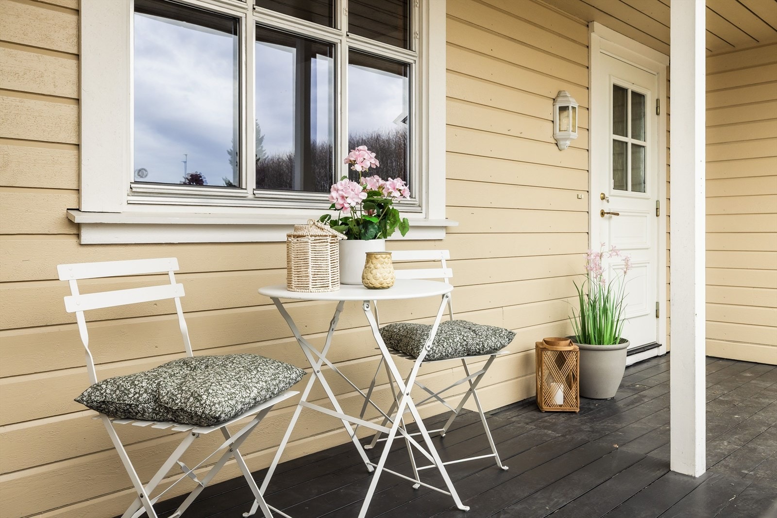 Koselig terrasse med plass til sittegruppe etter eget ønske. Galleribilde