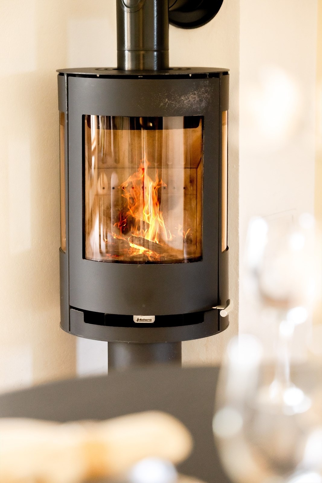 I hjørnet av stuen er det en moderne vedovn som både gir god varme og bidrar til ekstra hygge. Galleribilde