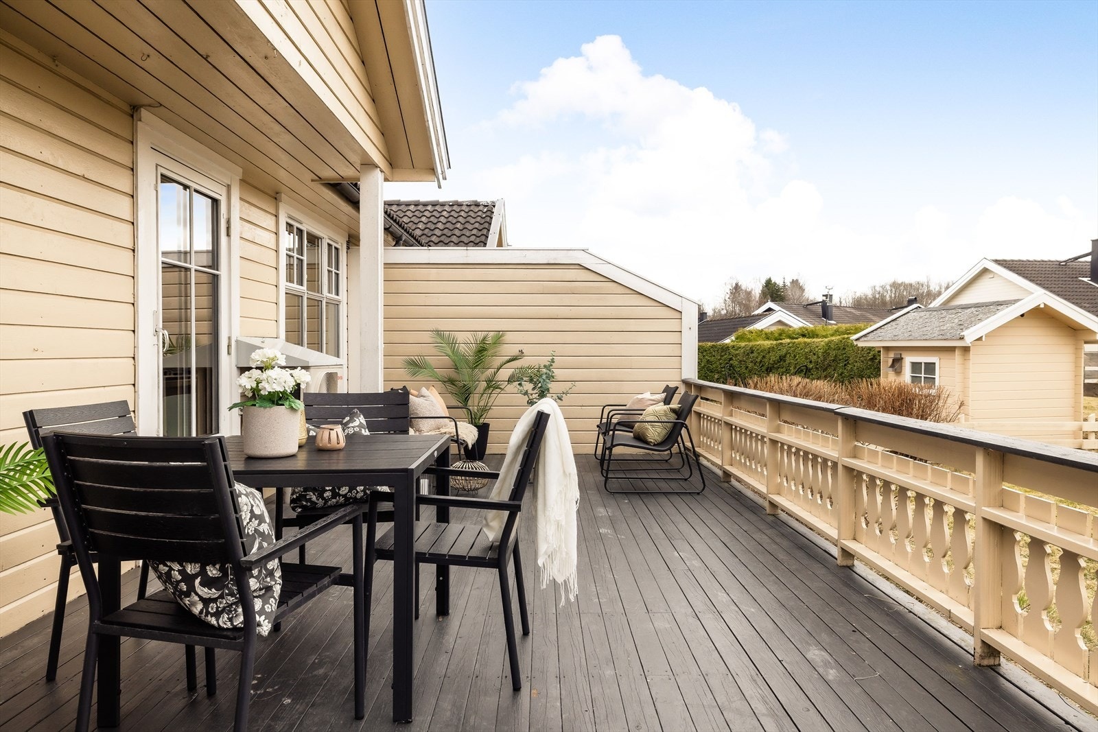 Fra stuen har du utgang til en stor og solrik terrasse mot syd. Terrassen har terrassebord på gulv og god plass til flere ulike sittegrupper. Galleribilde