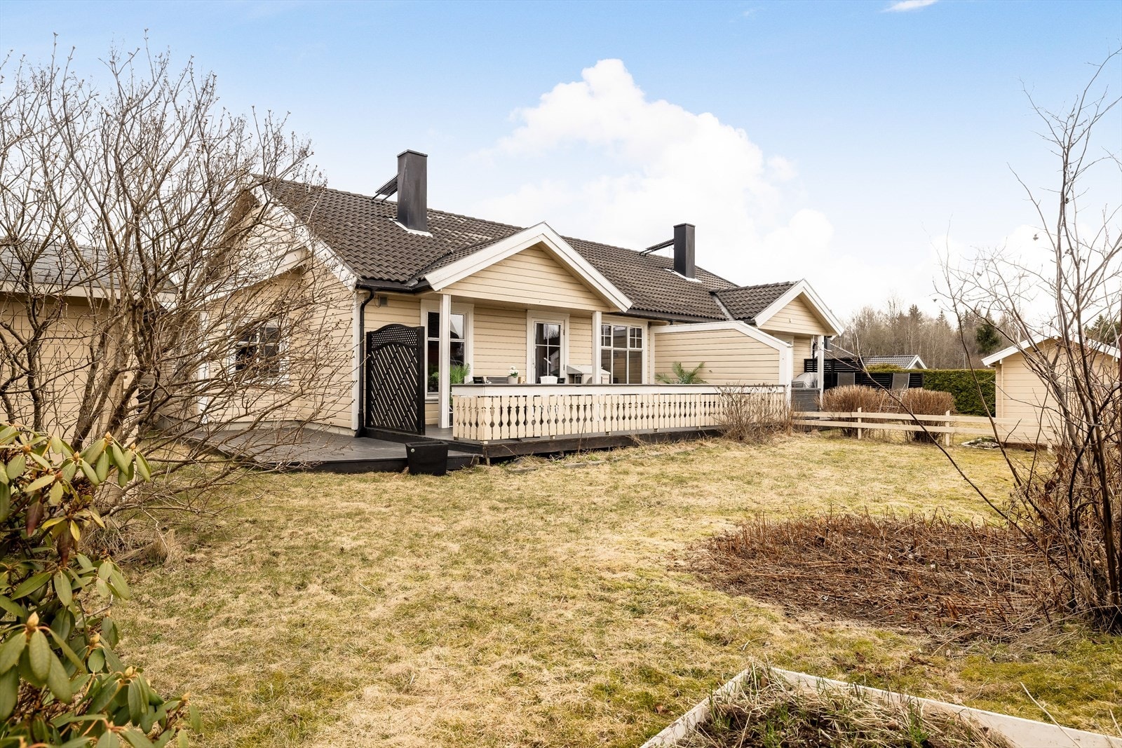 Usjenert hage og veranda. Tilnærmet flat hage opparbeidet med diverse beplantninger. Boligen står på selveiet tomt på ca. 496,7m². Galleribilde